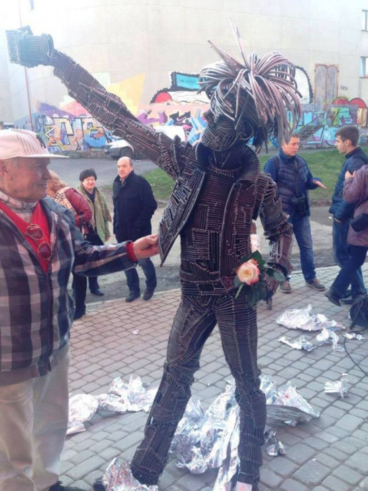 Скульптура культового Энди Уорхола в Ужгороде 