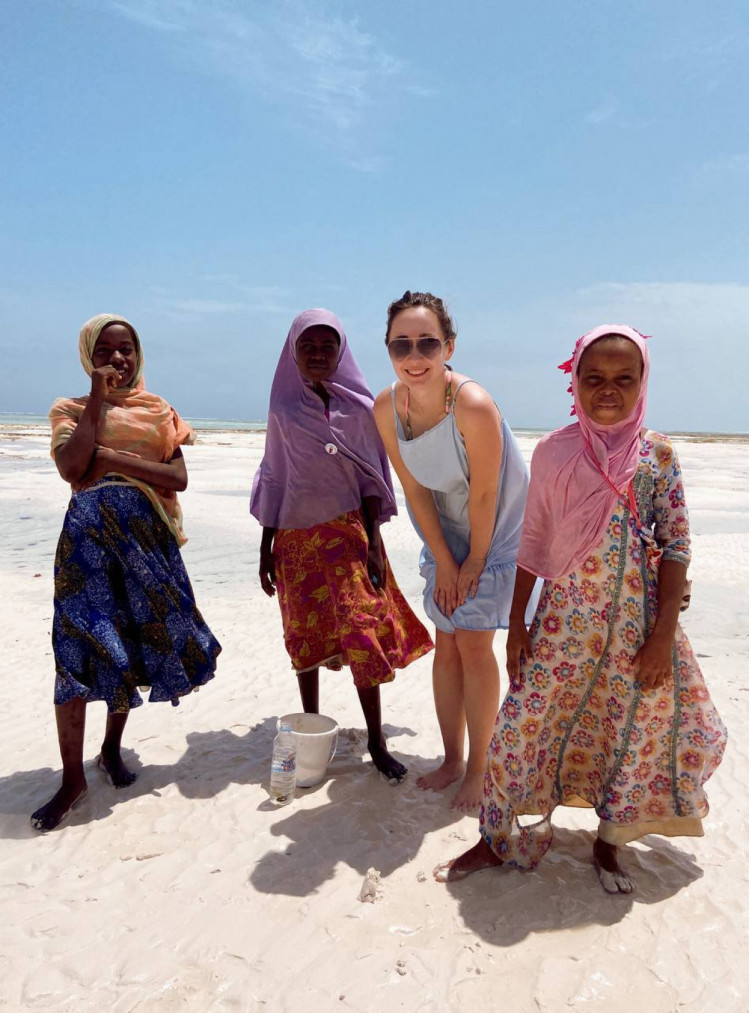 жители Танзании на пляже