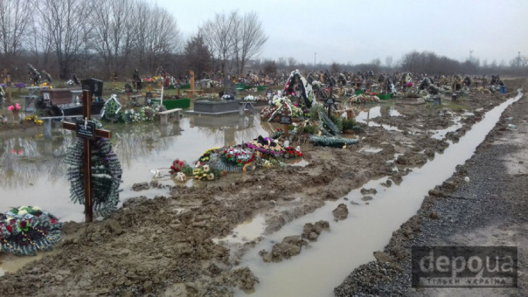 затоплені могили у Мукачеві