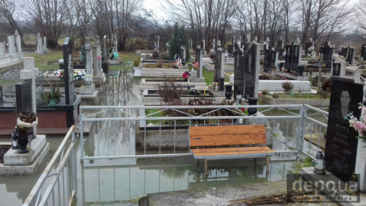 вода затопила кладовище у Мукачеві