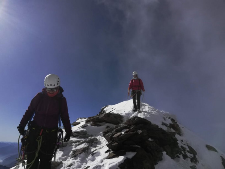 альпіністи на вершині гори