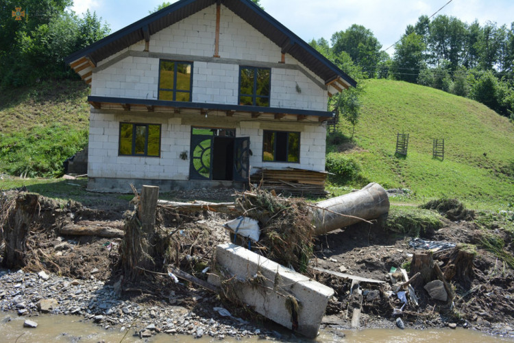 Зруйнований будинок після паводку на Закарпатті 