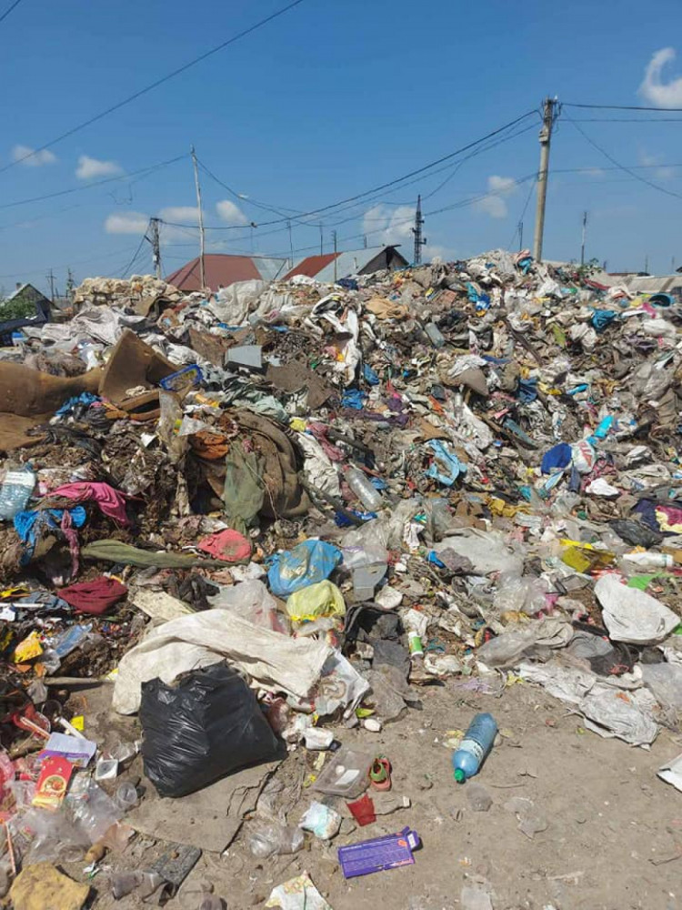Кучи мусора в ромском поселении в Мукачево