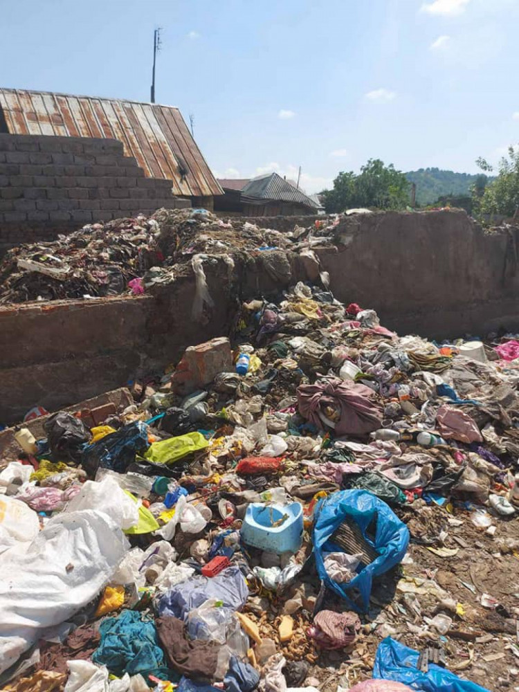 Кучи мусора в ромском поселении в Мукачево