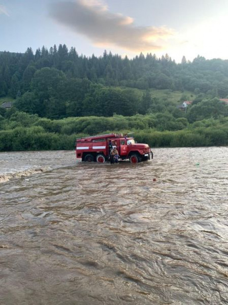 Пожежники врятували з річки двох малолітніх рибалок