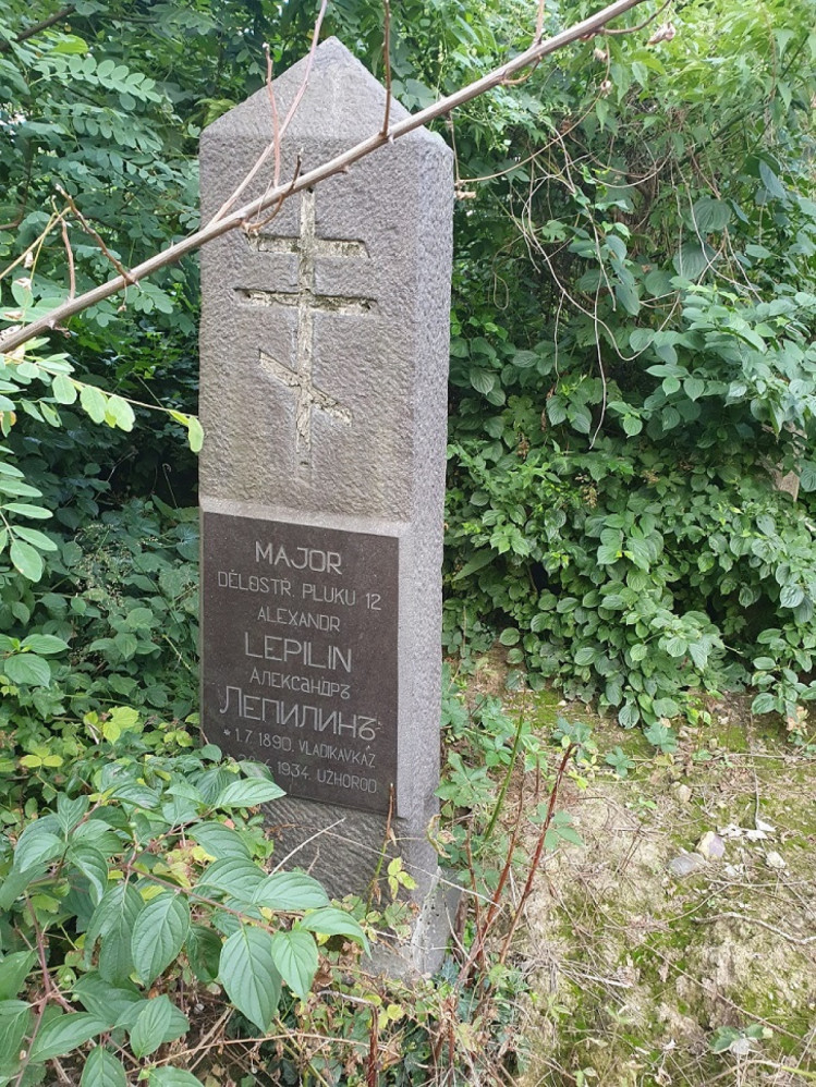 Могила российского майора на военном кладбище в Ужгороде