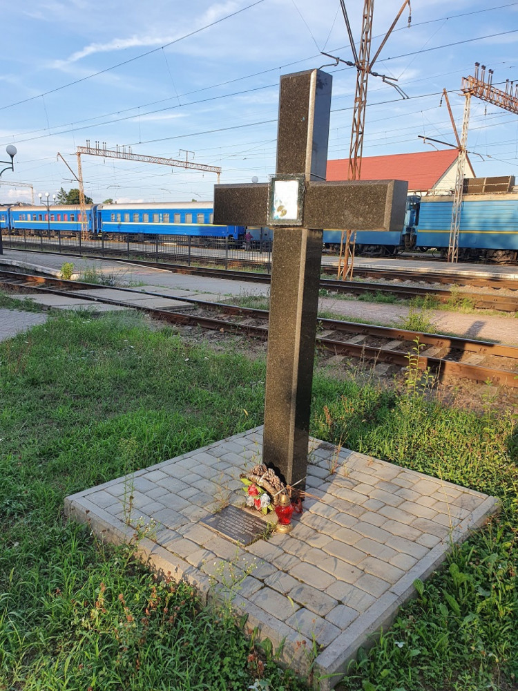 Мраморный крест возле железнодорожного вокзала в Ужгороде