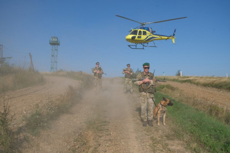 Вертольоти моніторять західну ділянку державного кордону