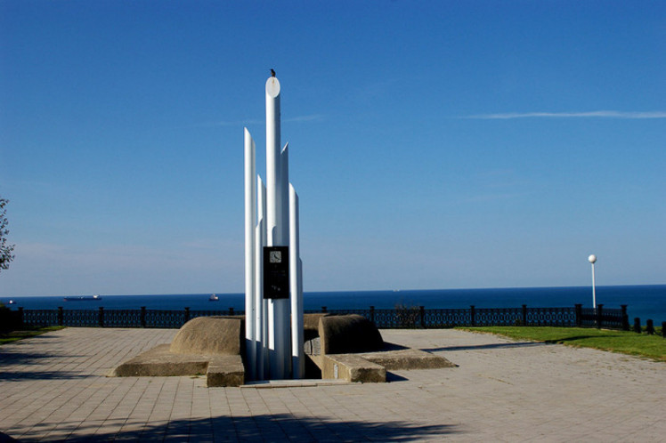 Мемориал погибшим пассажирам Адмирала Нахимова в Новороссийске