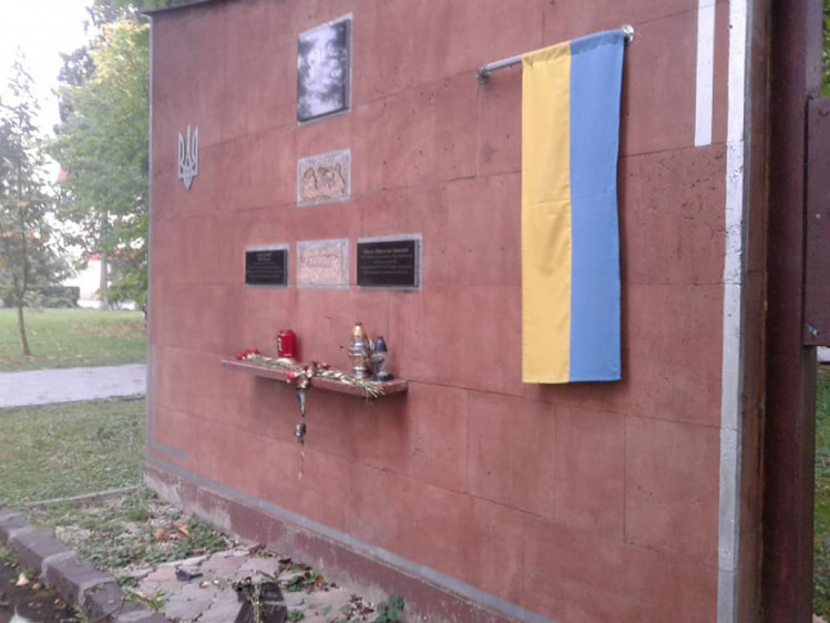 В Іршаві вандали пошкодили стелу з іменами загиблих АТО-шників