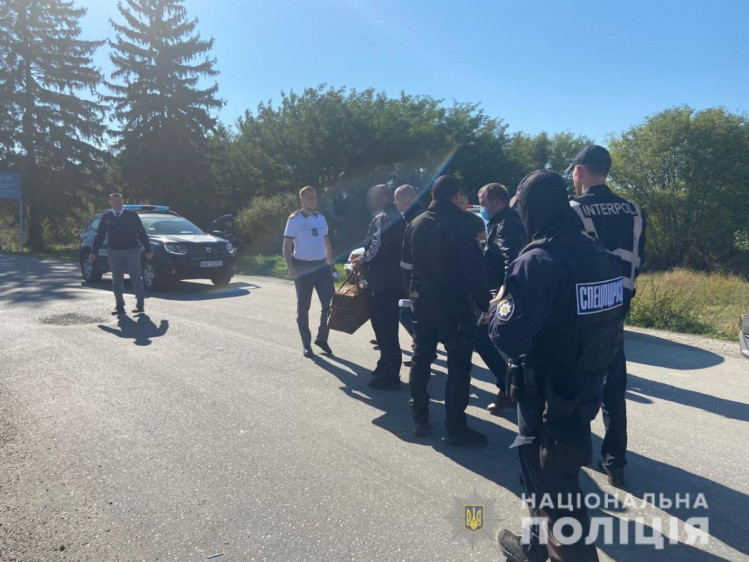 Закарпатські поліцейські передали розшукуваного правоохоронцям Румунії
