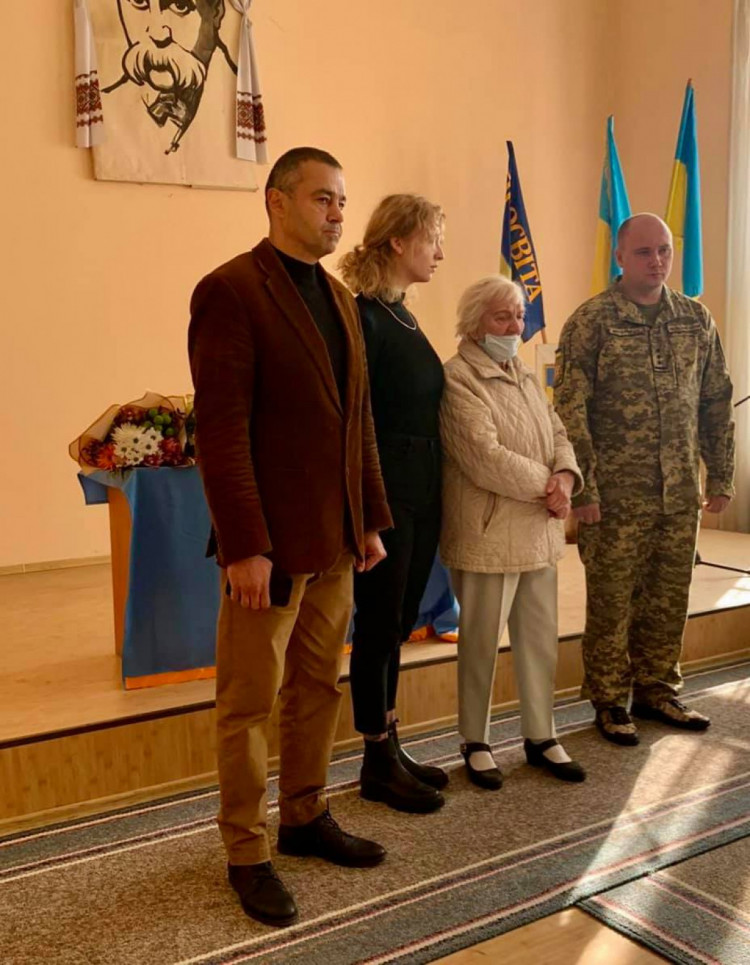 Погони підполковника ЗСУ вручили матері та доньці Віталіка Постолакі
