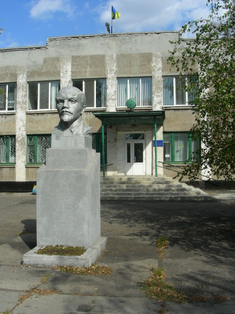 Поселковый совет Чернухино с Лениным и сине-желтым флагом