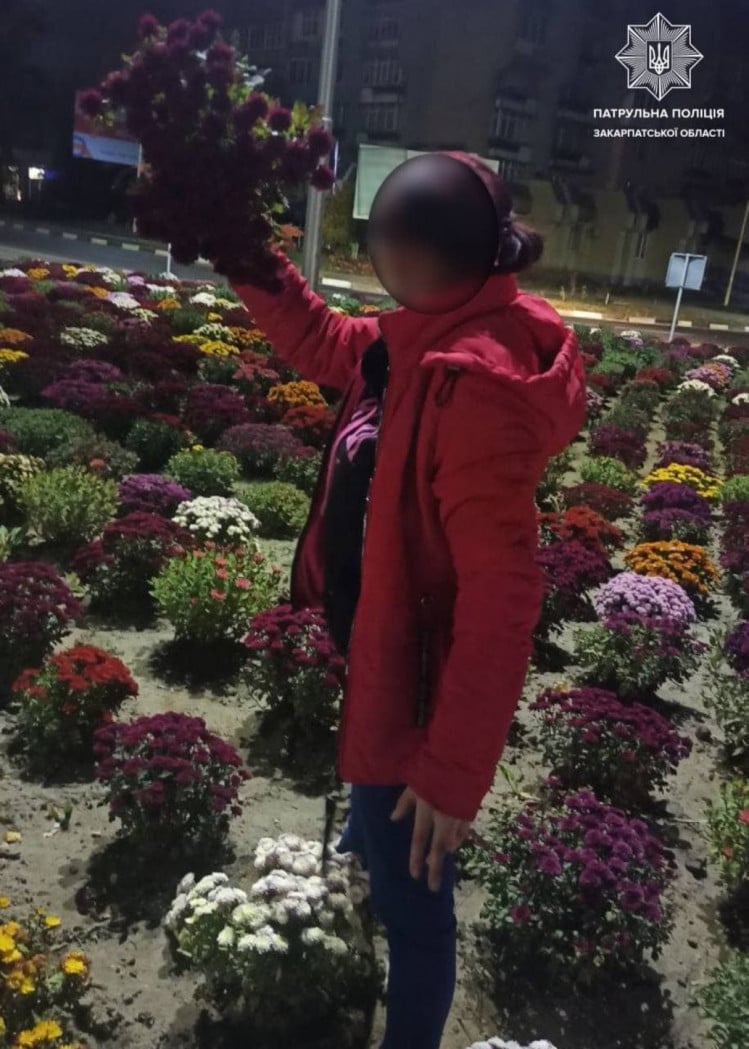 В Ужгороді жінка виривала квіти