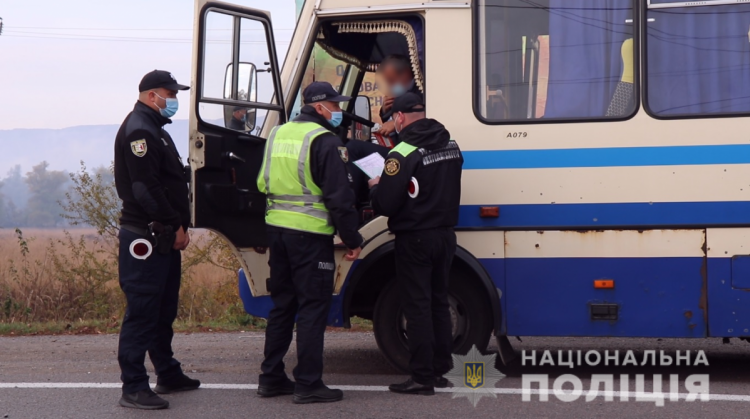 Поліція штрафує водіїв автобусів, котрі беруть невакцинованих пасажирів