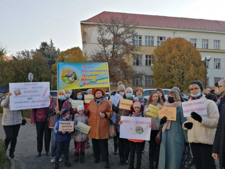 Мітинг під Закарпатською облрадою проти реформування комунальних закладів