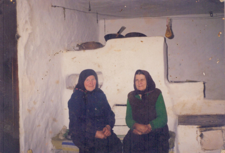 Госпожа Василина (слева) со своей родственницей