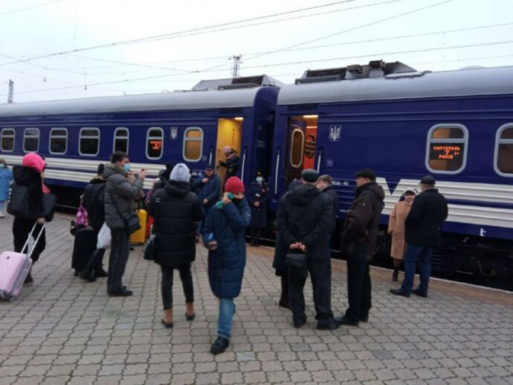 Поезд "Мариуполь — Рахов"
