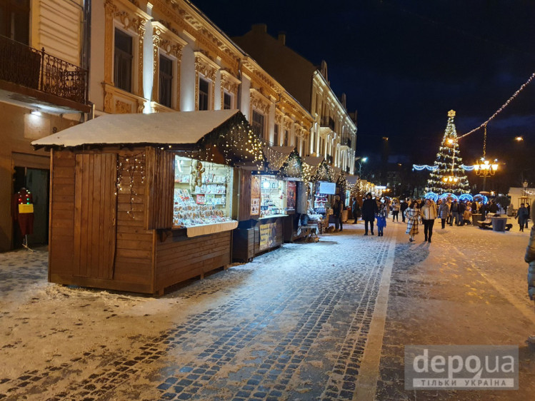 Новогодняя ярмарка в Ужгороде на площади Петефи