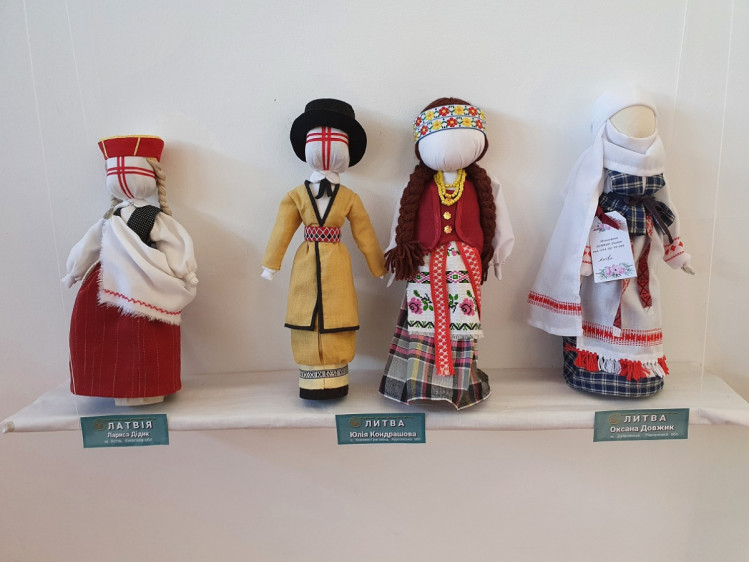Куклы-мотанки в костюмах народов мира