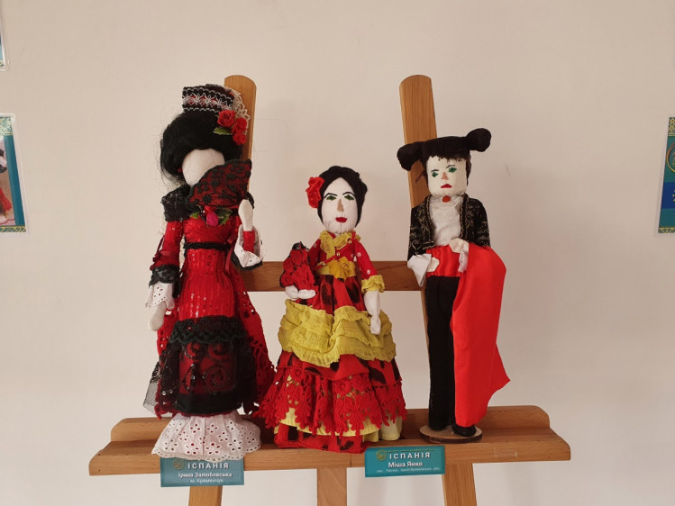 Куклы-мотанки в костюмах народов мира