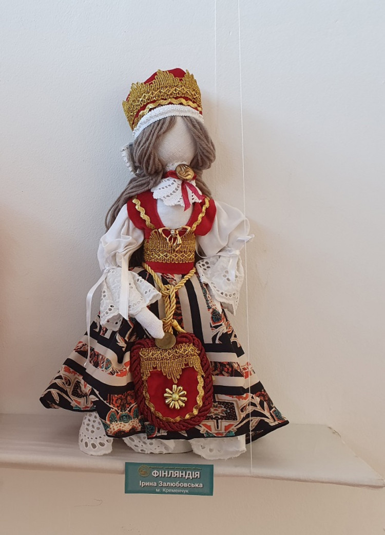 Ляльки-мотанки в костюмах народів світу