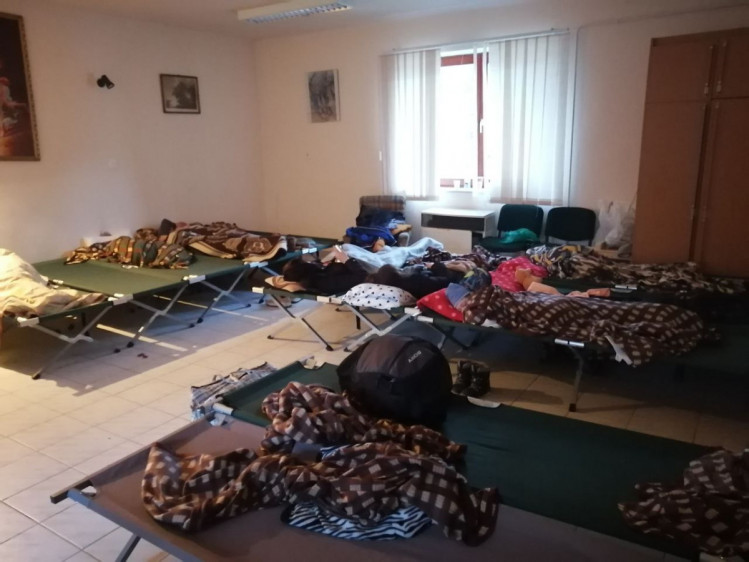 Люди сплять у шелтері – прихистку для українських біженців в Угоршині