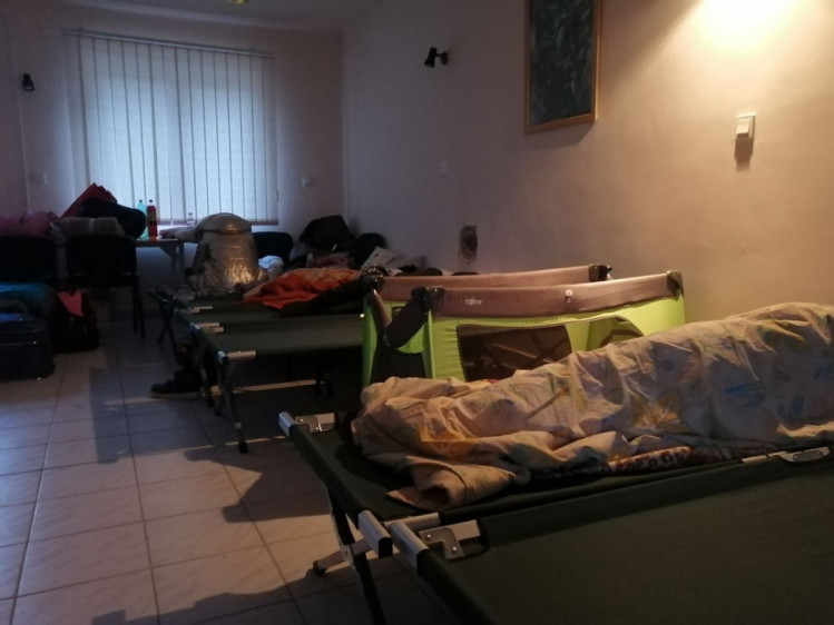 Люди сплять у шелтері – прихистку для українських біженців в Угоршині